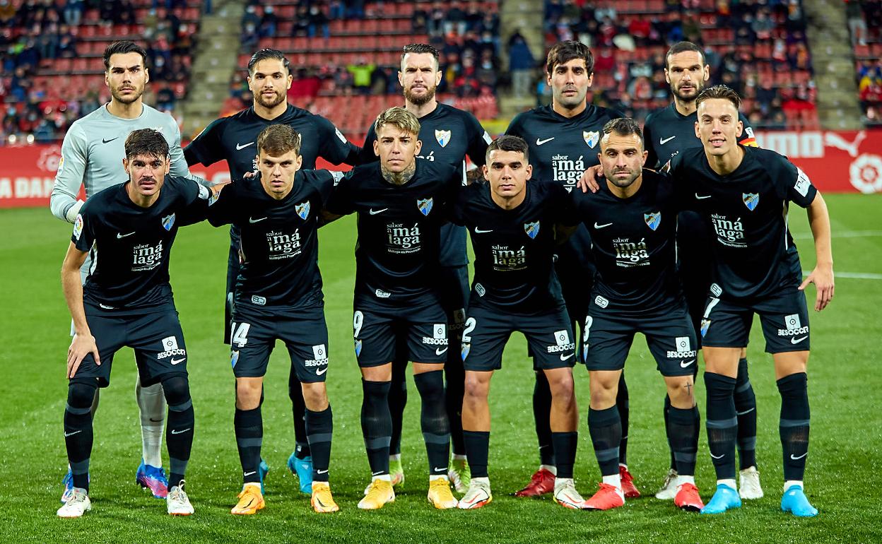 Once inicial del Málaga en Girona. Lombán, arriba a la derecha.