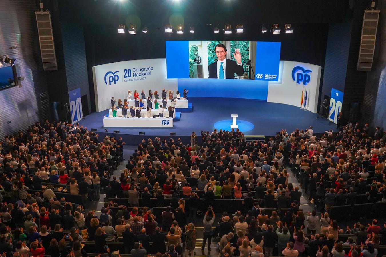 El Congreso del PP en pie para aplaudir al expresidente del Gobierno, José María Aznar, tras finalizar su discurso. 