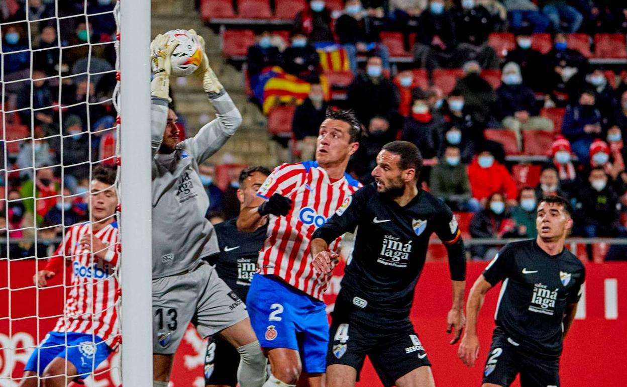 Dani Martín, que volvió a ocupar la portería, bloca la pelota en uno de los contados acercamientos del Girona. 