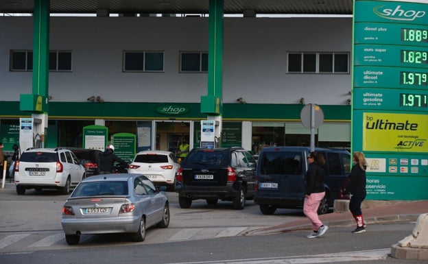 Los malagueños llenan las gasolineras el primer día de la rebaja de 20 céntimos en el carburante : «Estaba deseando que llegara el viernes»