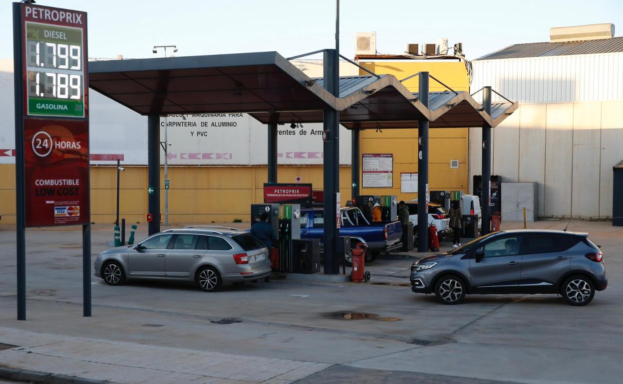 Coches repostando en una gasolinera malagueña, este viernes. 