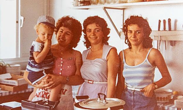 Imagen principal - La madre, las tías de Fran (en la imagen) y su abuela le transmitieron un legado de recetas tradicionales que son la base de su cocina.
