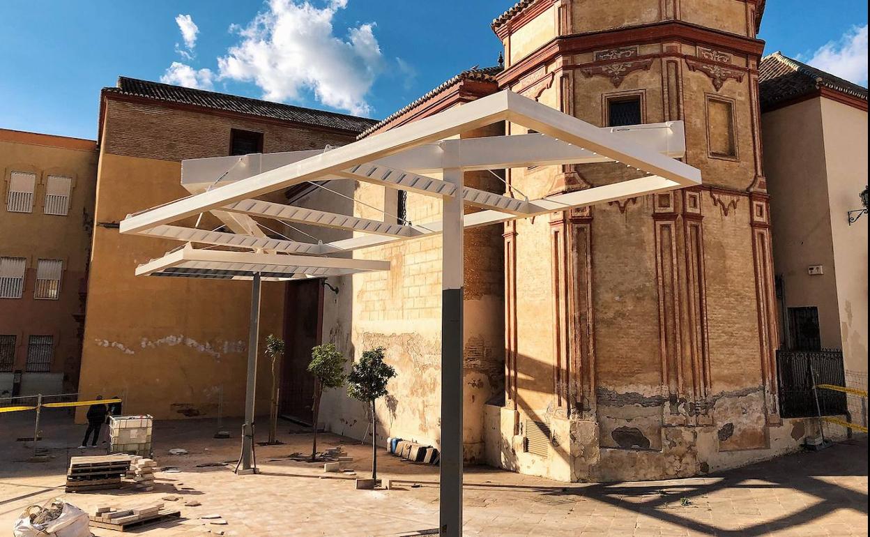 El Ayuntamiento ha seguido trabajando este viernes en la pérgola, a la espera del escrito de Cultura. 