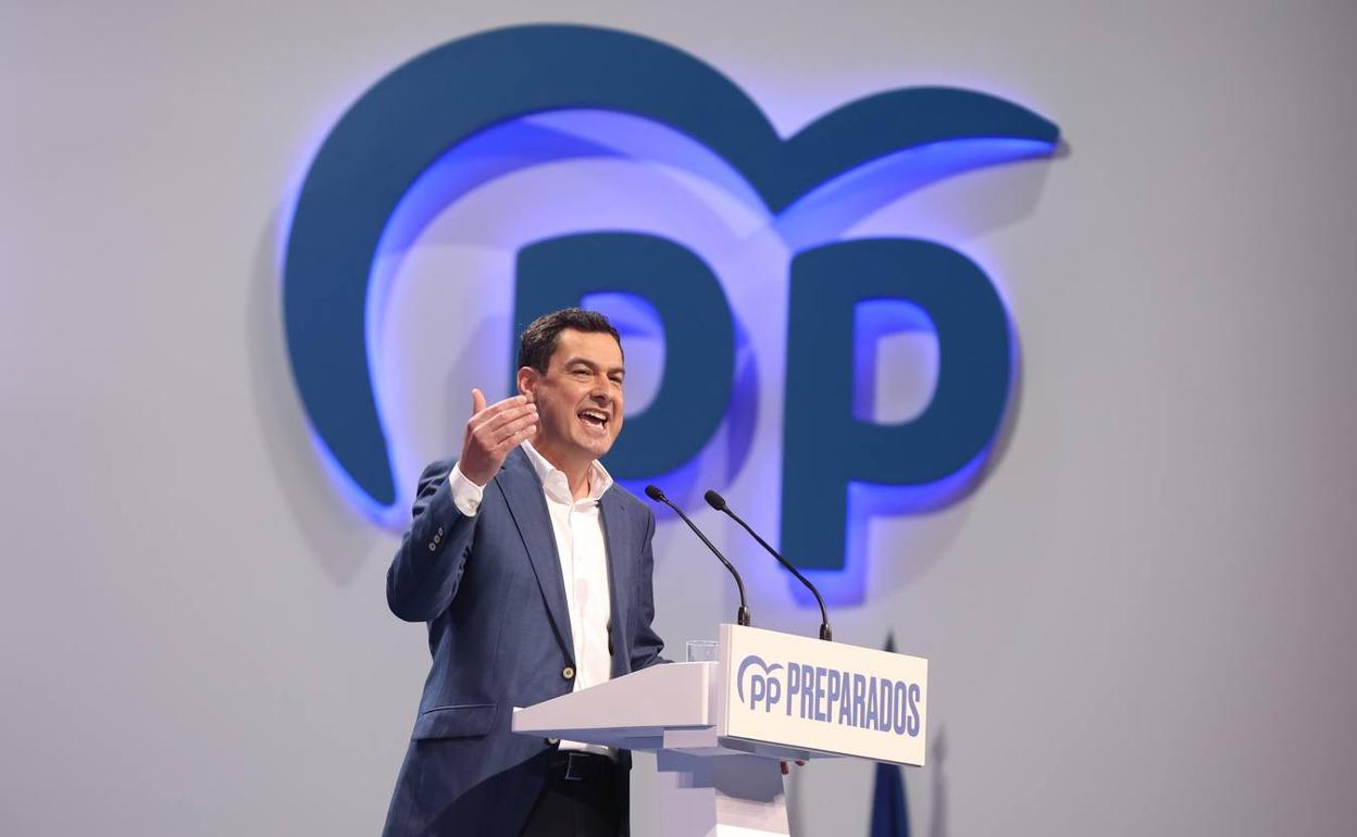 Juanma Moreno, durante su intervención en la clausura del congreso.