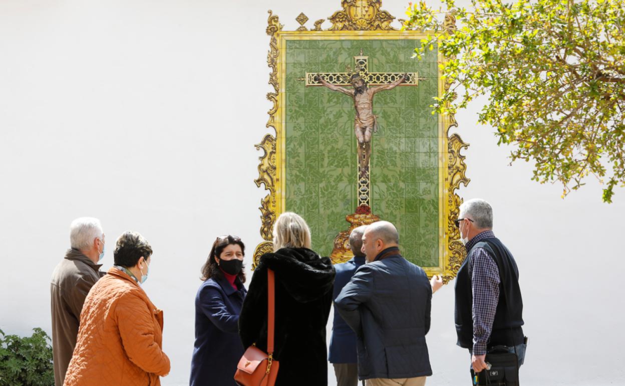 El azulejo al Cristo Verde en el patio de San Francisco.