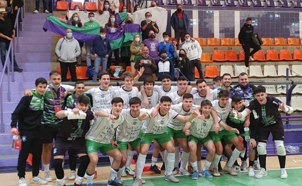 La plantilla del Malacitano juvenil, técnicos y auxiliares, este fin de semana en Jaén. 