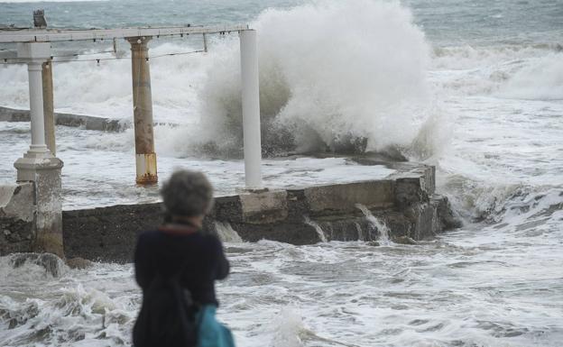 Aviso naranja en Málaga por fenómenos costeros, en una jornada donde vuelve la lluvia