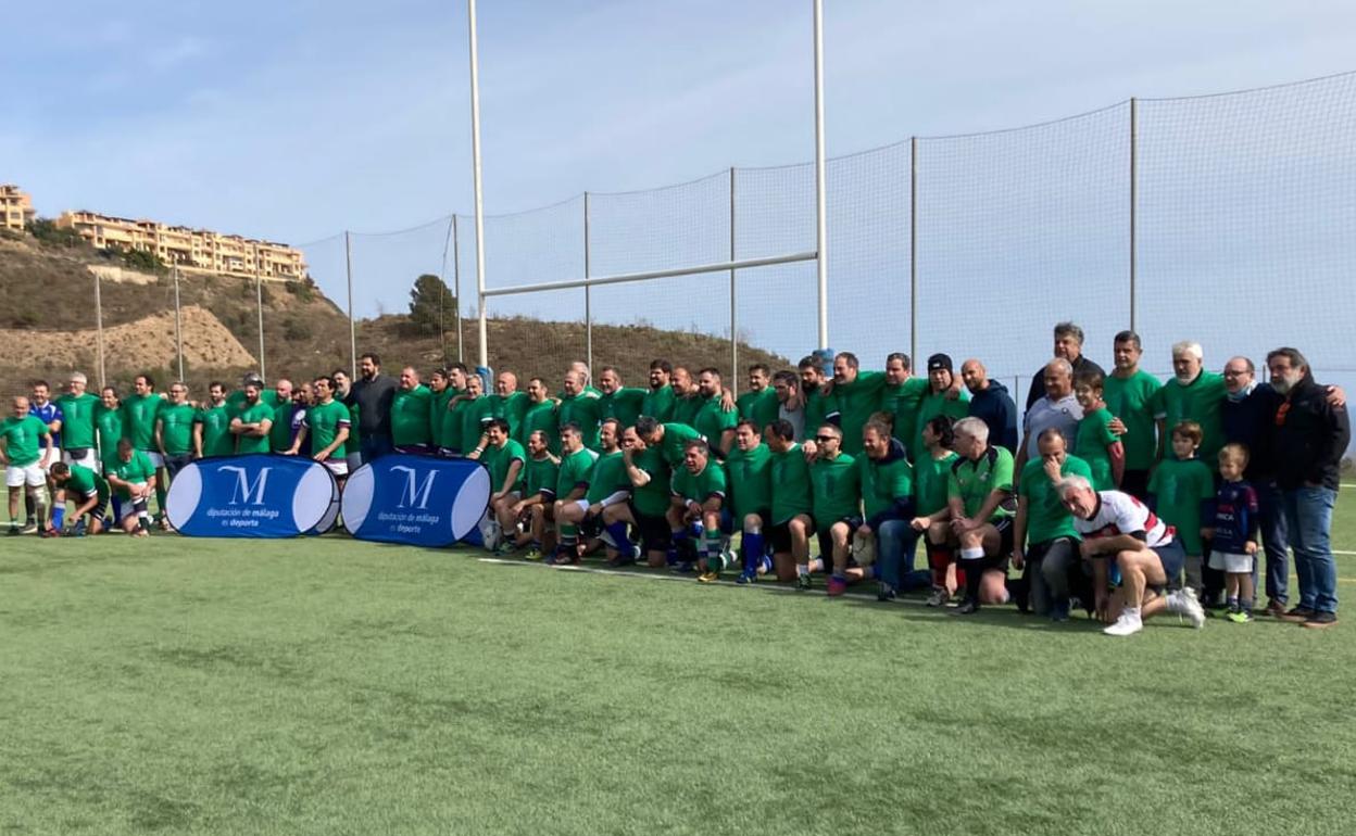 Foto de familia de los participantes en el VIII Torneo Memorial Manuel Becerra disputado este sábado en Rincón de la Victoria. 