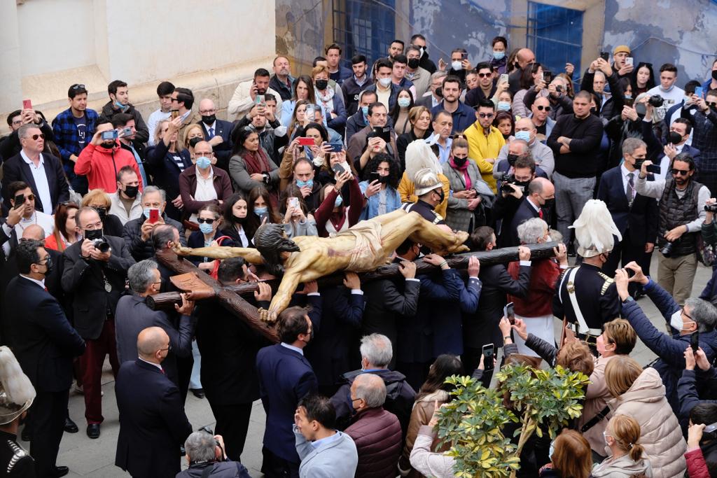 Sangre ha abierto el domingo una jornada en la que nueve cofradías trasladarán a sus imágenes