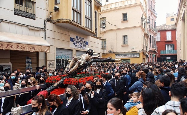 El Cristo de la Exaltación portado por hermanas de la corporación. 