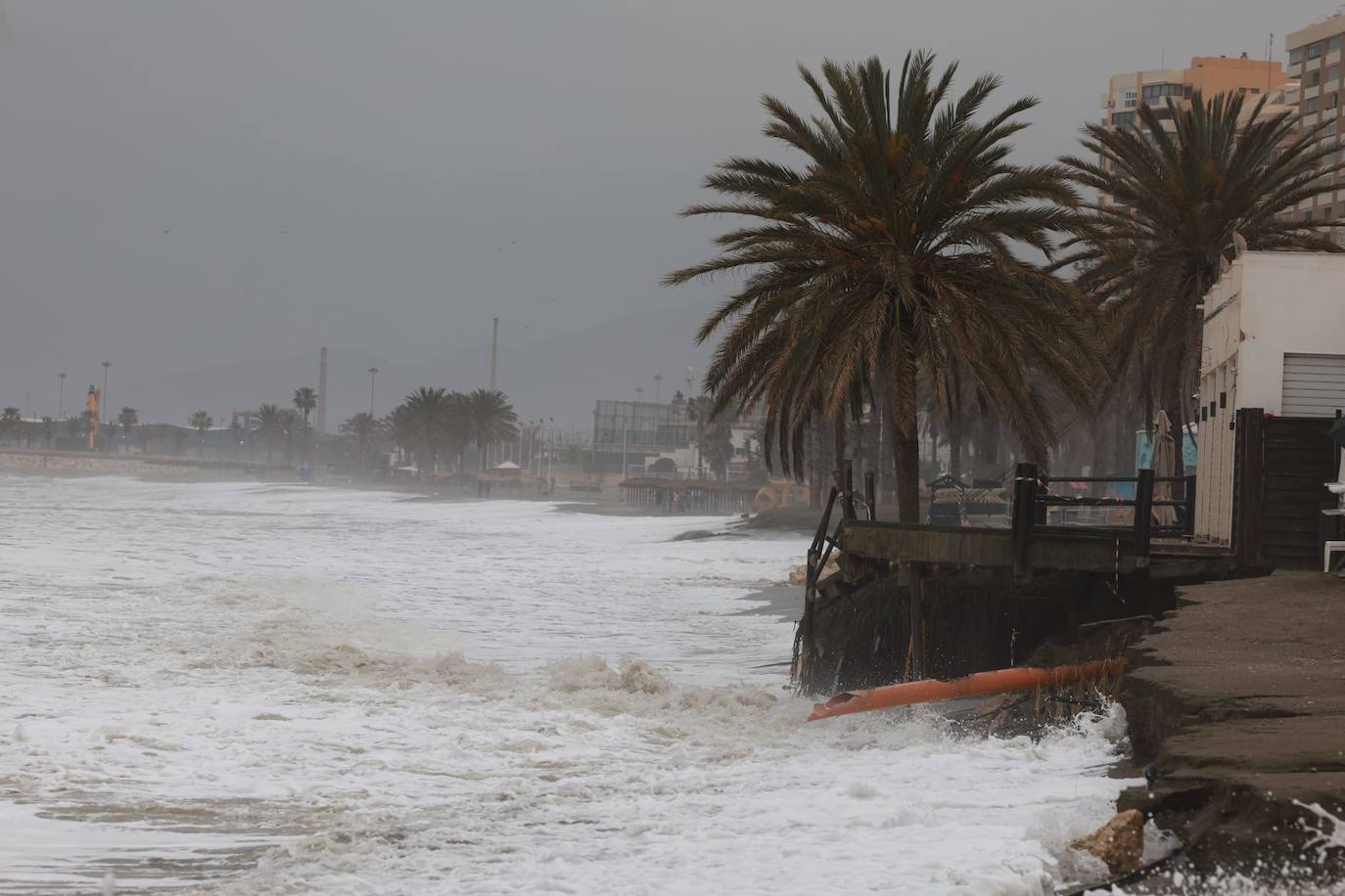 El fuerte oleaje agrava la pérdida de arena en el litoral de la provincia