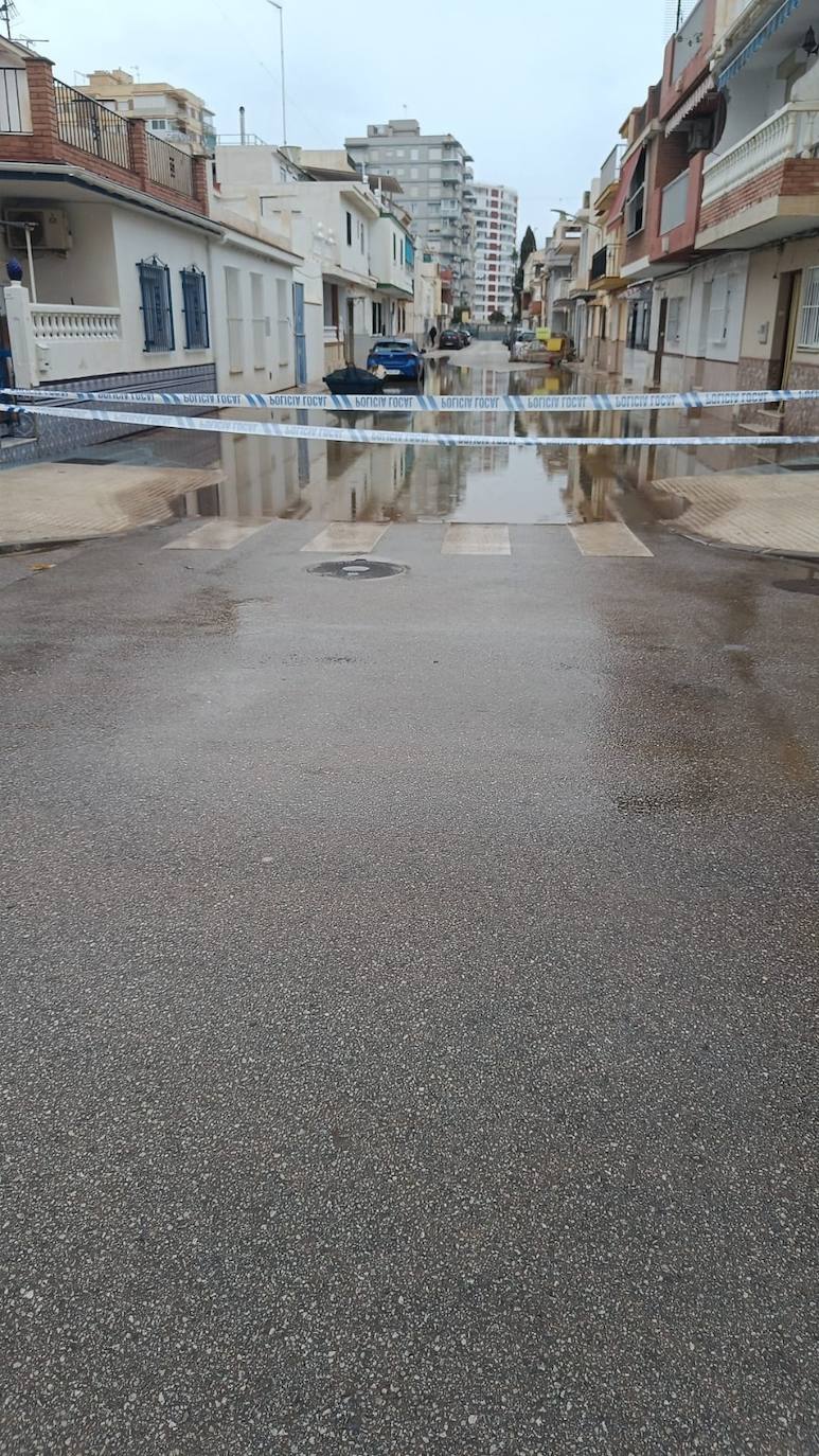 En Torre del Mar, el agua alcanzó el paseo marítimo y hubo que cortar varias calles al tráfico