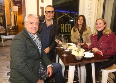 Imagen secundaria 1 - En la primera foto, Vanesa Virgil, Angelilla Vergara, Angélica Molero y Rocío Virgil, en la inauguración de Comparte Gastrobar. En la segunda, Francisco Delgado, Félix Martín, Beatriz Vaca y Mari Carmen Banderas, en Comparte. En la última, Laura Rosillo, Reni Sandradewi, Julieta Galu e Iván Galu.