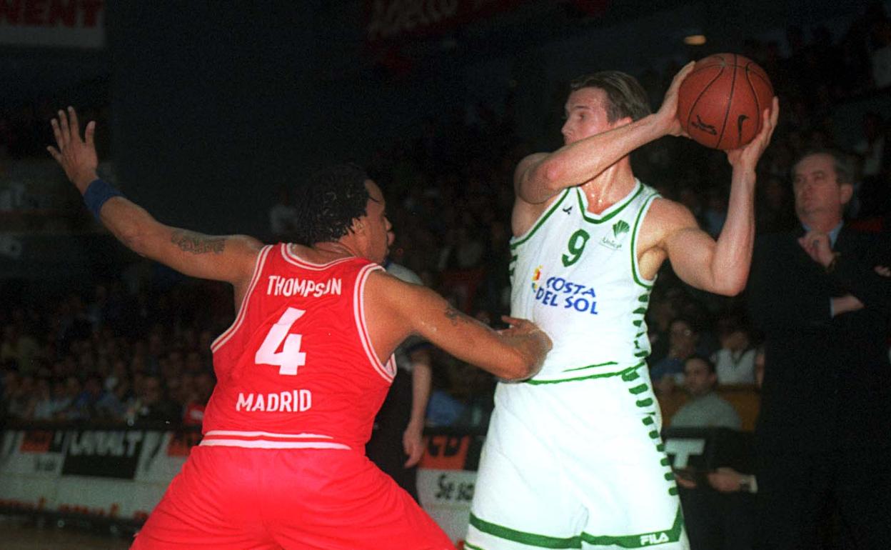 Thompson y Marcaccini, en la eliminatoria entre el Estudiantes y el Unicaja en la Korac de la temporada 1999-2000, con Maljkovic al fondo. 