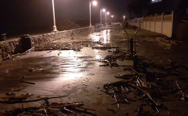 El Ayuntamiento de Málaga cierra los paseos marítimos ante el riesgo de fuerte oleaje