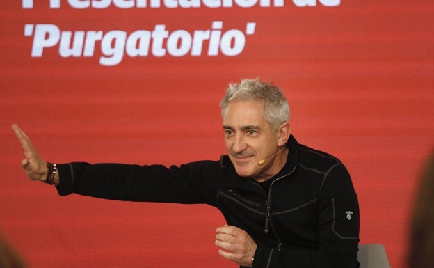 El periodista vasco, Jon Sistiaga, durante su visita a la fábrica de Cervezas Victoria para presentar su libro en el Aula de Cultura de SUR. 