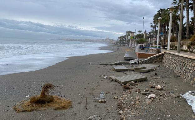 El temporal causa daños en la tubería de abastecimiento de agua potable que discurre por la costa de Vélez-Málaga