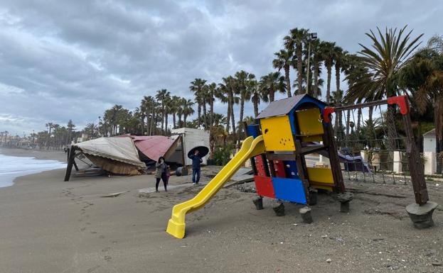 Un chiringuito y una zona de juegos destrozados en la Caleta de Vélez. 