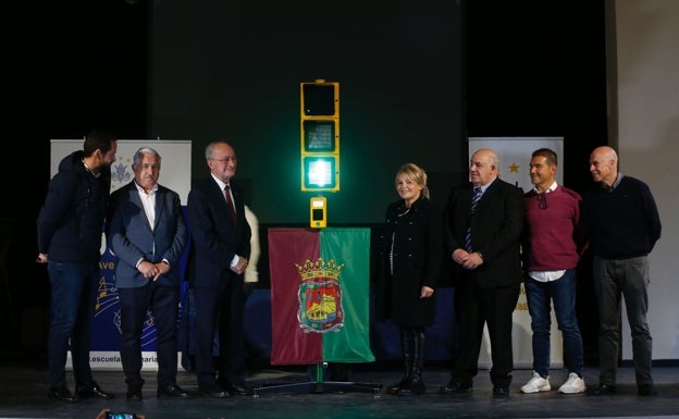 Autoridades municipales y profesores de las Escuelas Ave María, en la presentación del semáforo.