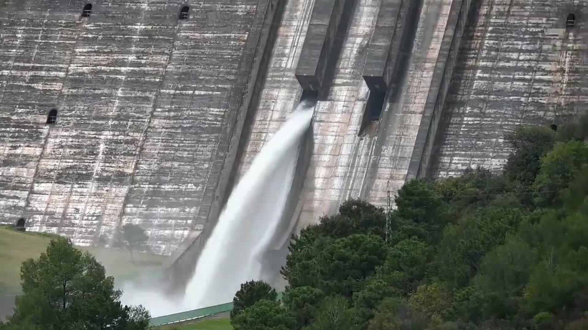 El embalse de La Concepción comienza a desagüar para limpiar el río Verde