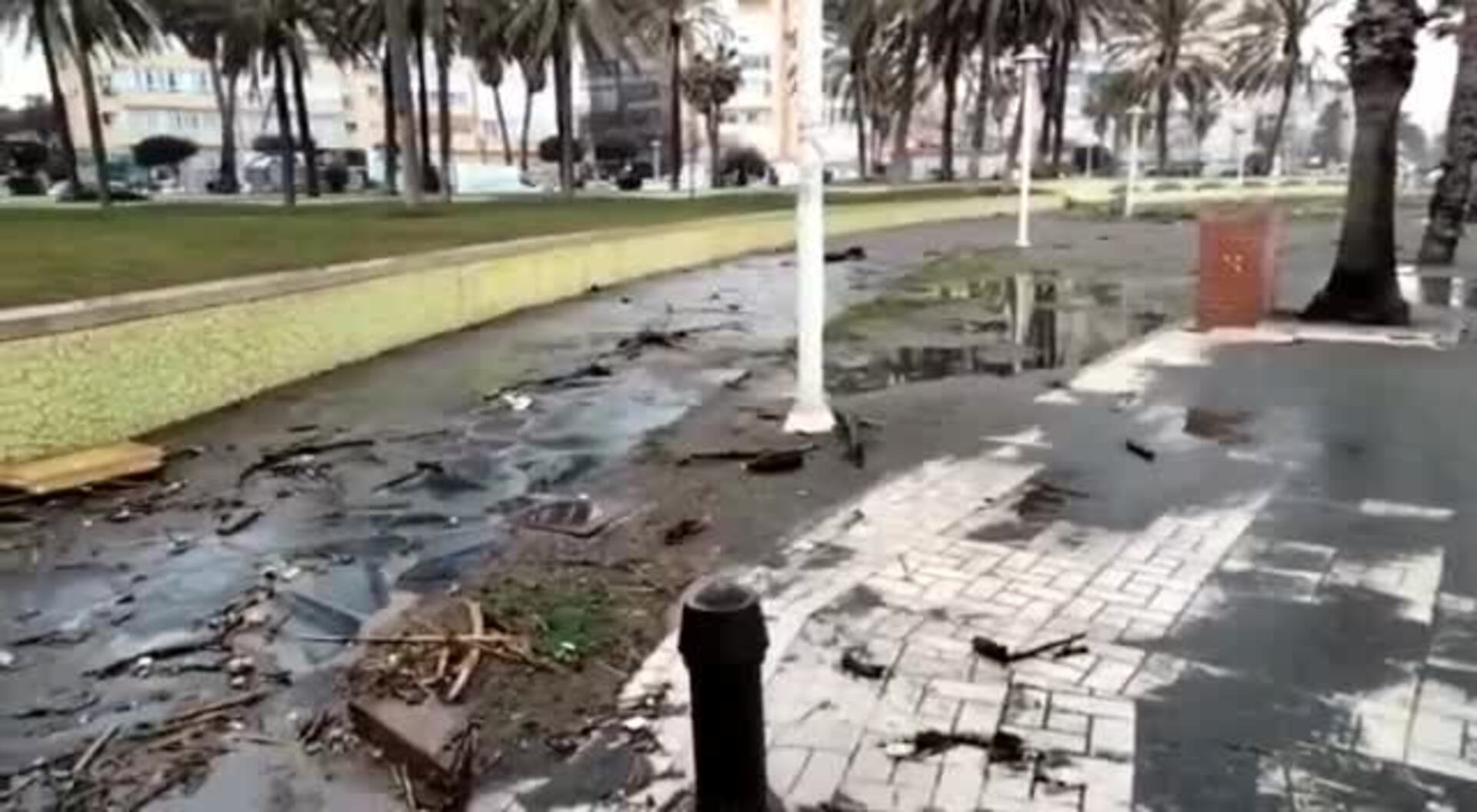 El temporal se come las playas y anega los paseos marítimos de Málaga