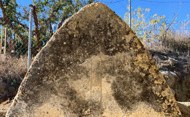 Imagen de la estela junto a la acequia de Enmedio. 