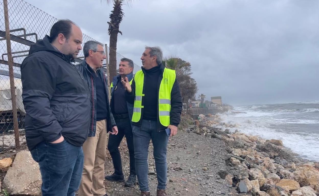El alcalde rinconero, Francisco Salado, ayer con ediles y Policía Local, visitando una de las zonas afectadas. 