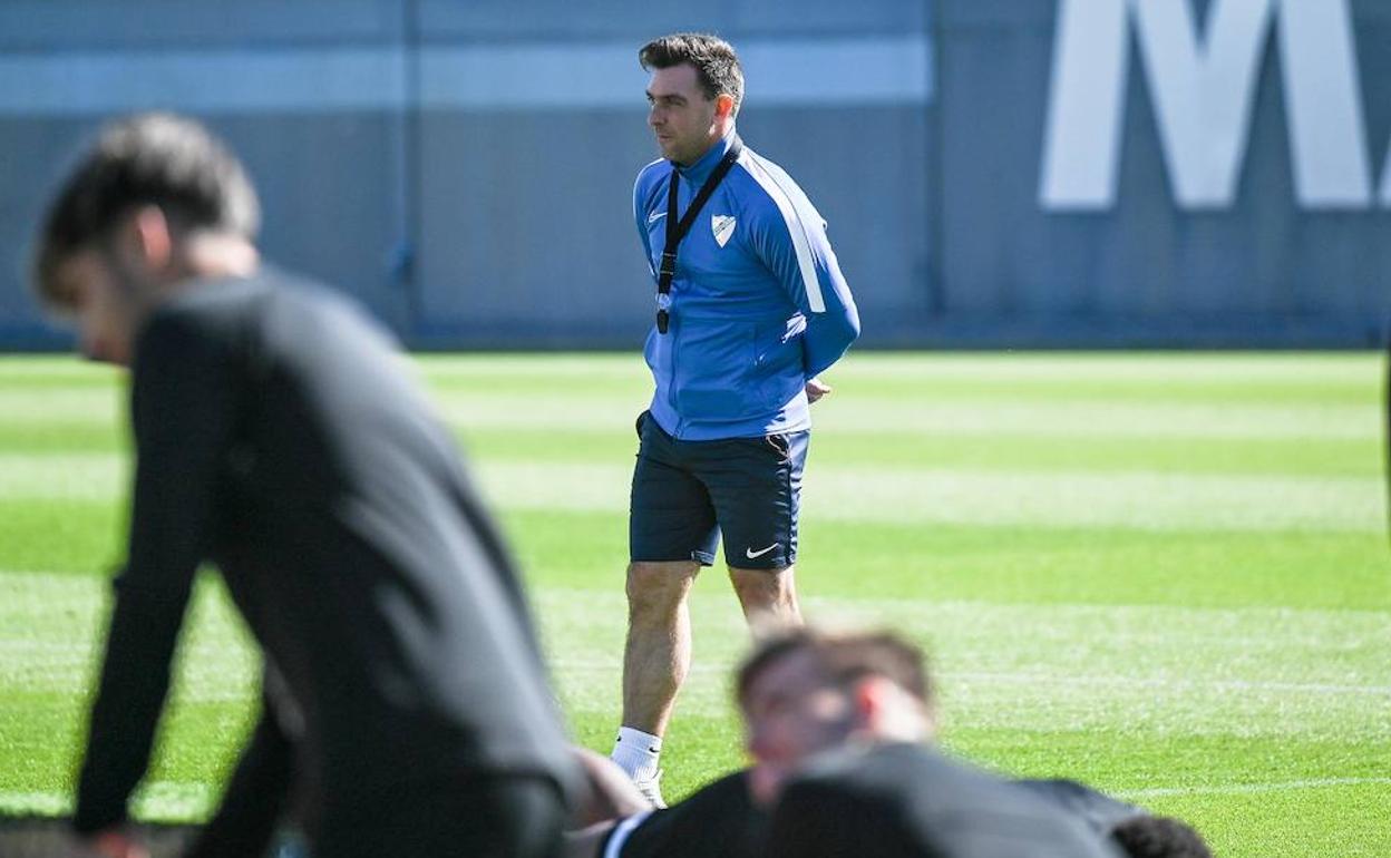El entrenador del Málaga, Pablo Guede, supervisa el entrenamiento de ayer en el Anexo de La Rosaleda.