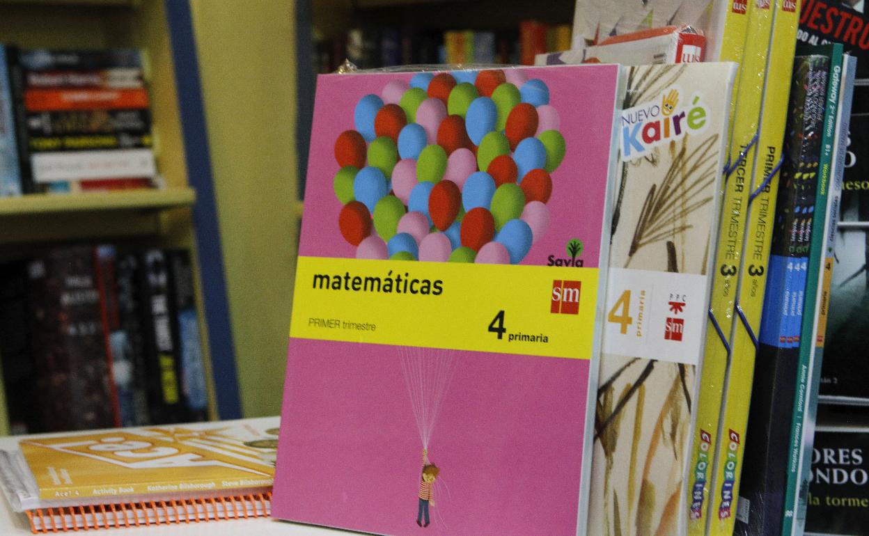 Libros de texto en una librería. 