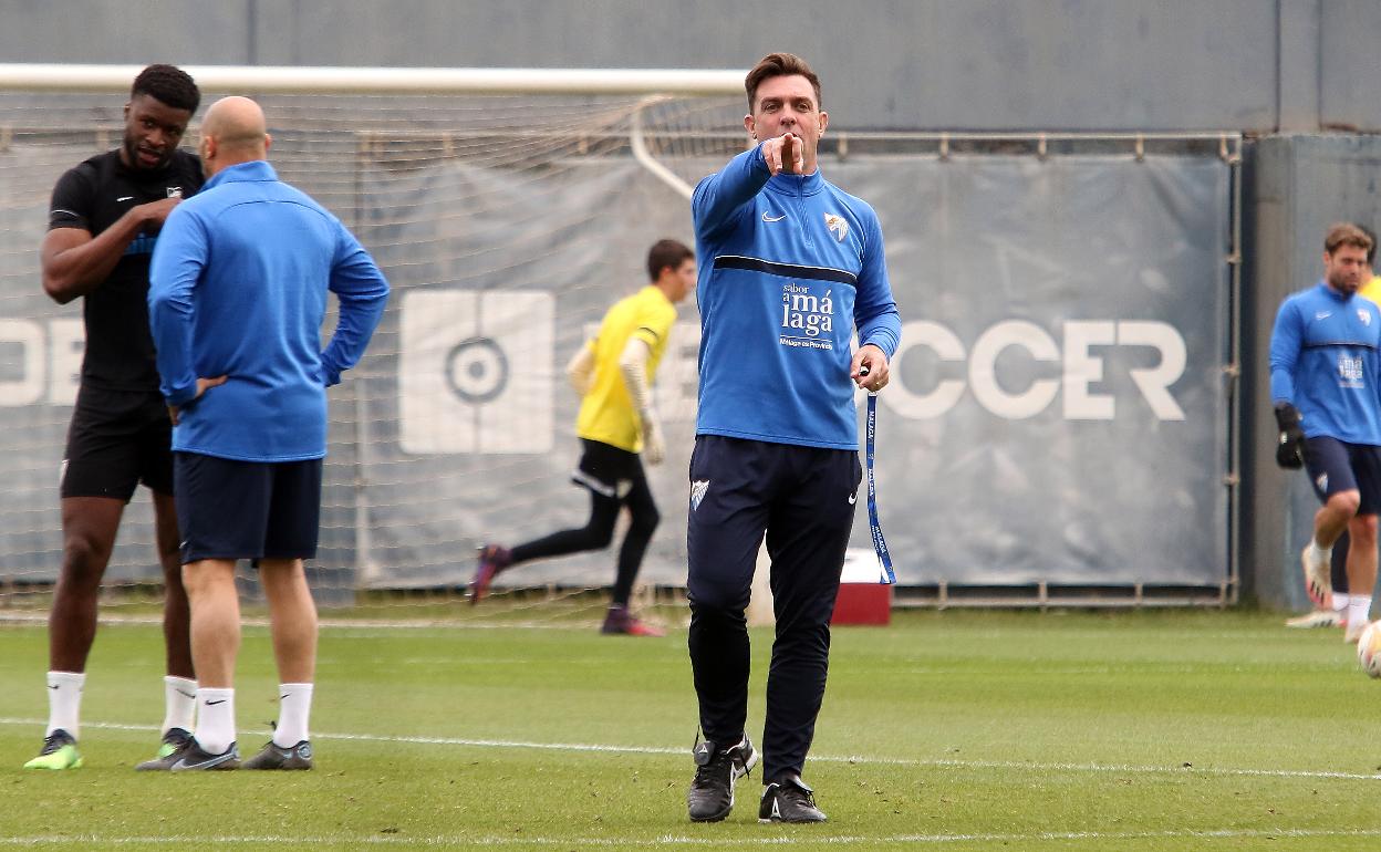 Bravo charla en segundo plano con Sekou durante el primer entrenamiento de Guede como técnico. 