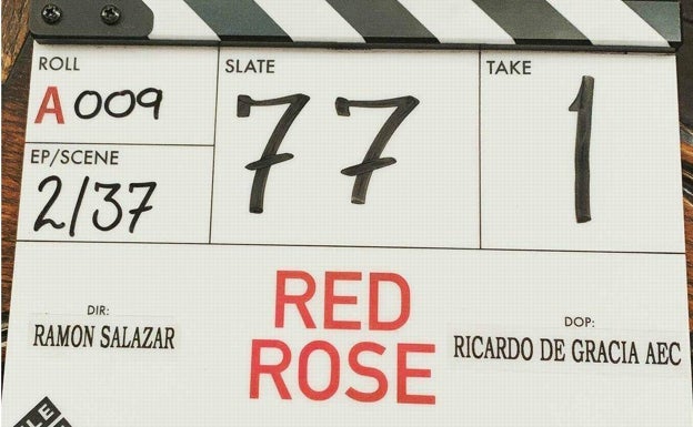 Claqueta de rodaje de la serie 'Red Rose', con los españoles Ramón Salazar y Ricardo de Gracia.