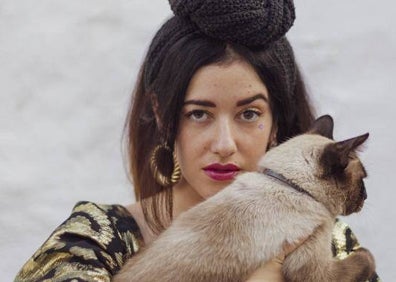 Imagen secundaria 1 - Jammín' Dose y Julia Martín, junto al cartel del concierto del 20 aniversario de Doctor Aliñao. 