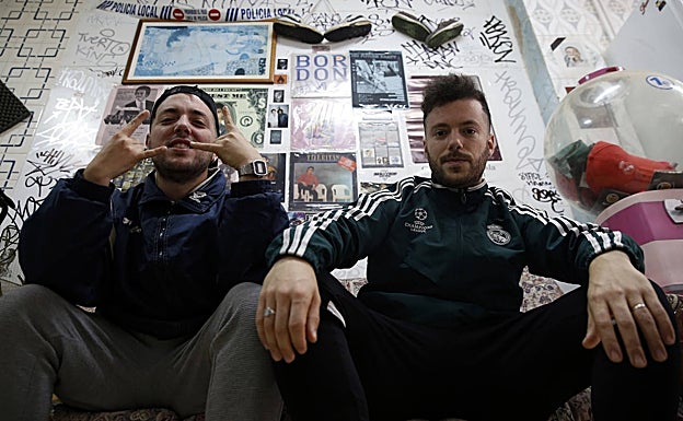 Los hermanos, en el interior del local. 