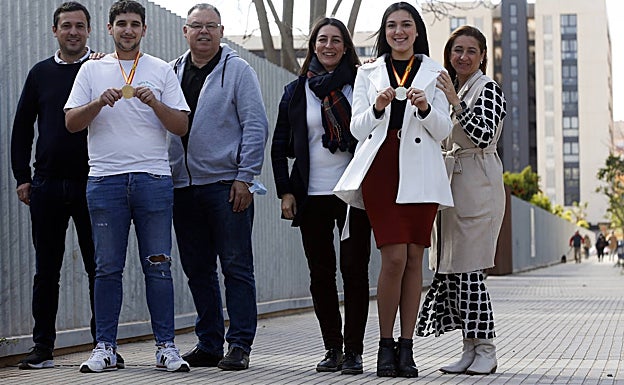 Álvaro Sánchez y Francisco Rodríguez, con Javier, y Sofía Pérez y Rocío Evangelista con Lucía. 