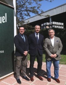 Imagen secundaria 2 - En la primera imagen, La junta directiva de MAHOS junto a algunos de los representantes de San Miguel. En la segunda, Javier Frutos, Rebeca Fernández y Juanjo Madariaga. En la tercera, José Simón, Juanjo Madariaga y Fernando Martínez, en el acuerdo de MAHOS y Mahou San Miguel. 