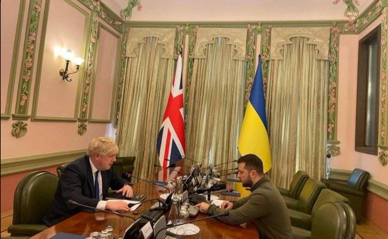 Boris Johnson y Vladimir Zelenksi, este sábado en Kiev (Ucrania). 