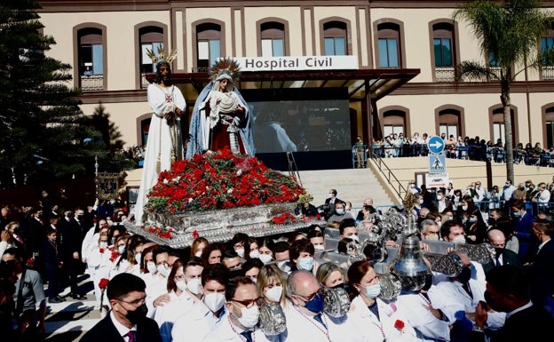 El Cautivo y la Trinidad saliendo del recinto del Hospital Civil.