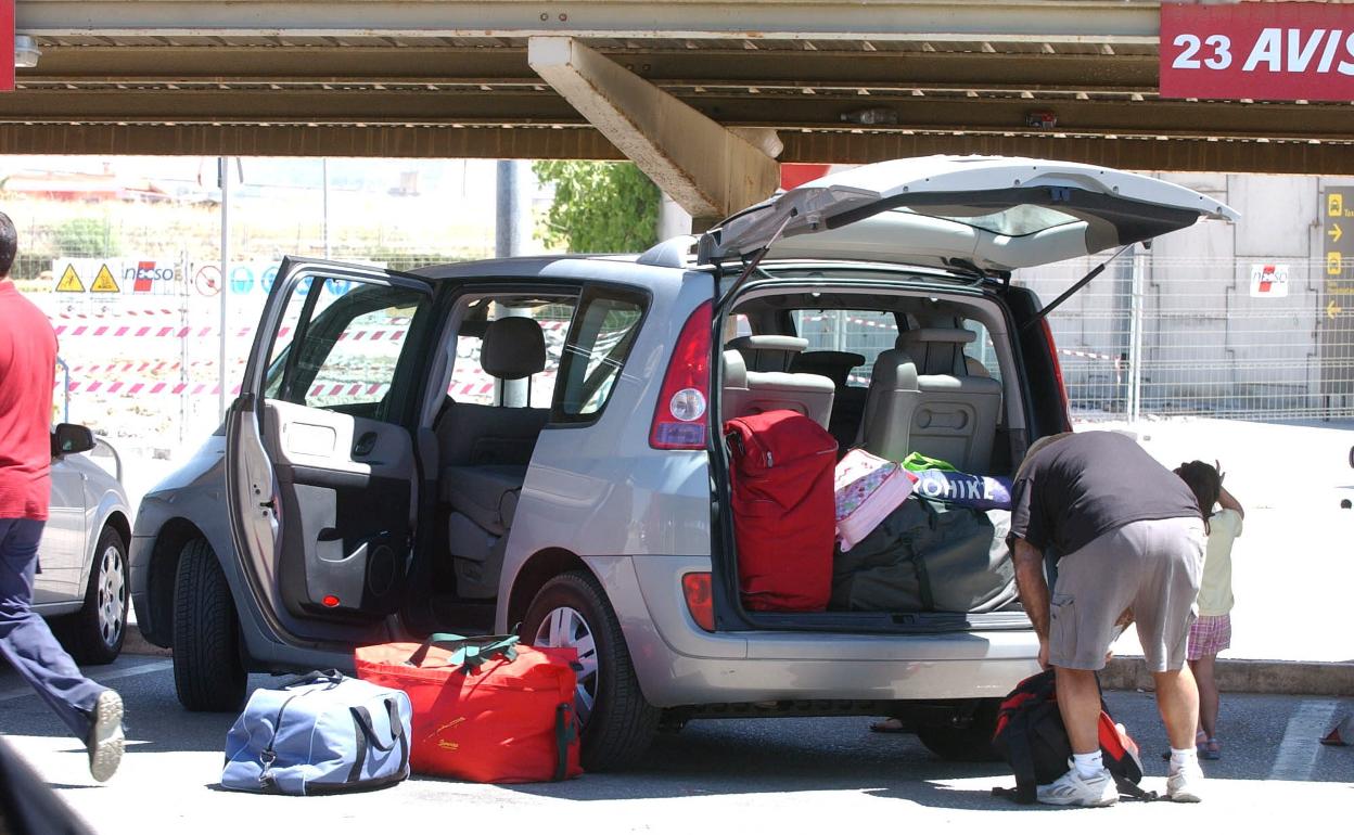 Turistas cargan sus equipajes en un coche de alquiler en el aeropuerto de Málaga. 