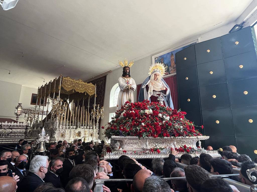 Las mejores imágenes de la tradicional misa del alba y posterior traslado del Cautivo y la Virgen de la Trinidad hasta su casa hermandad.