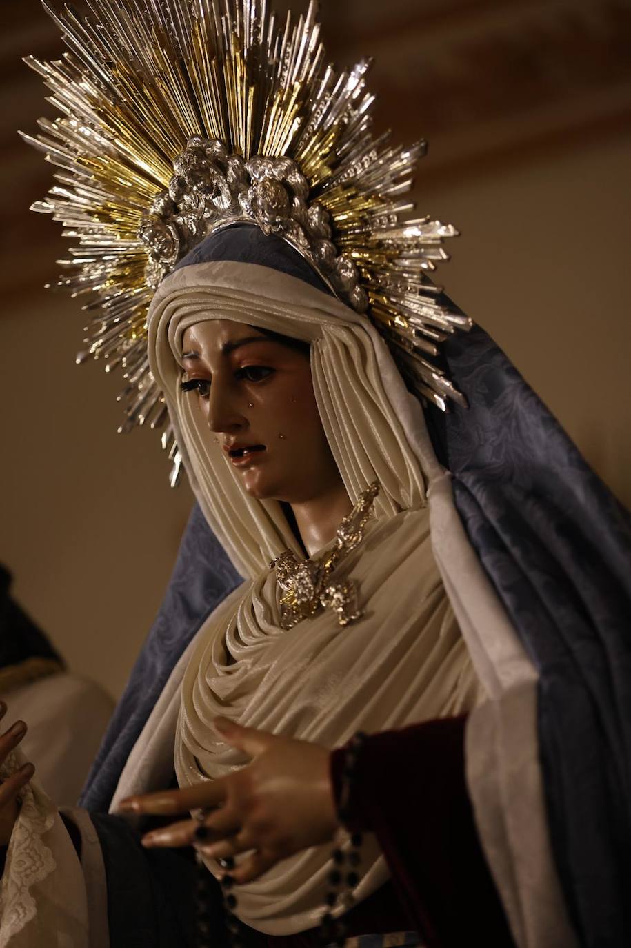 Las mejores imágenes de la tradicional misa del alba y posterior traslado del Cautivo y la Virgen de la Trinidad hasta su casa hermandad.