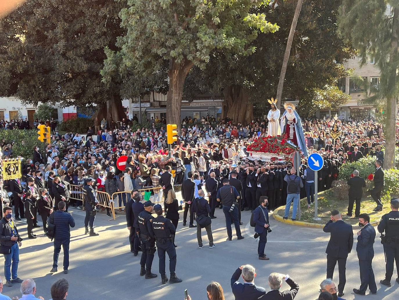 Las mejores imágenes de la tradicional misa del alba y posterior traslado del Cautivo y la Virgen de la Trinidad hasta su casa hermandad.