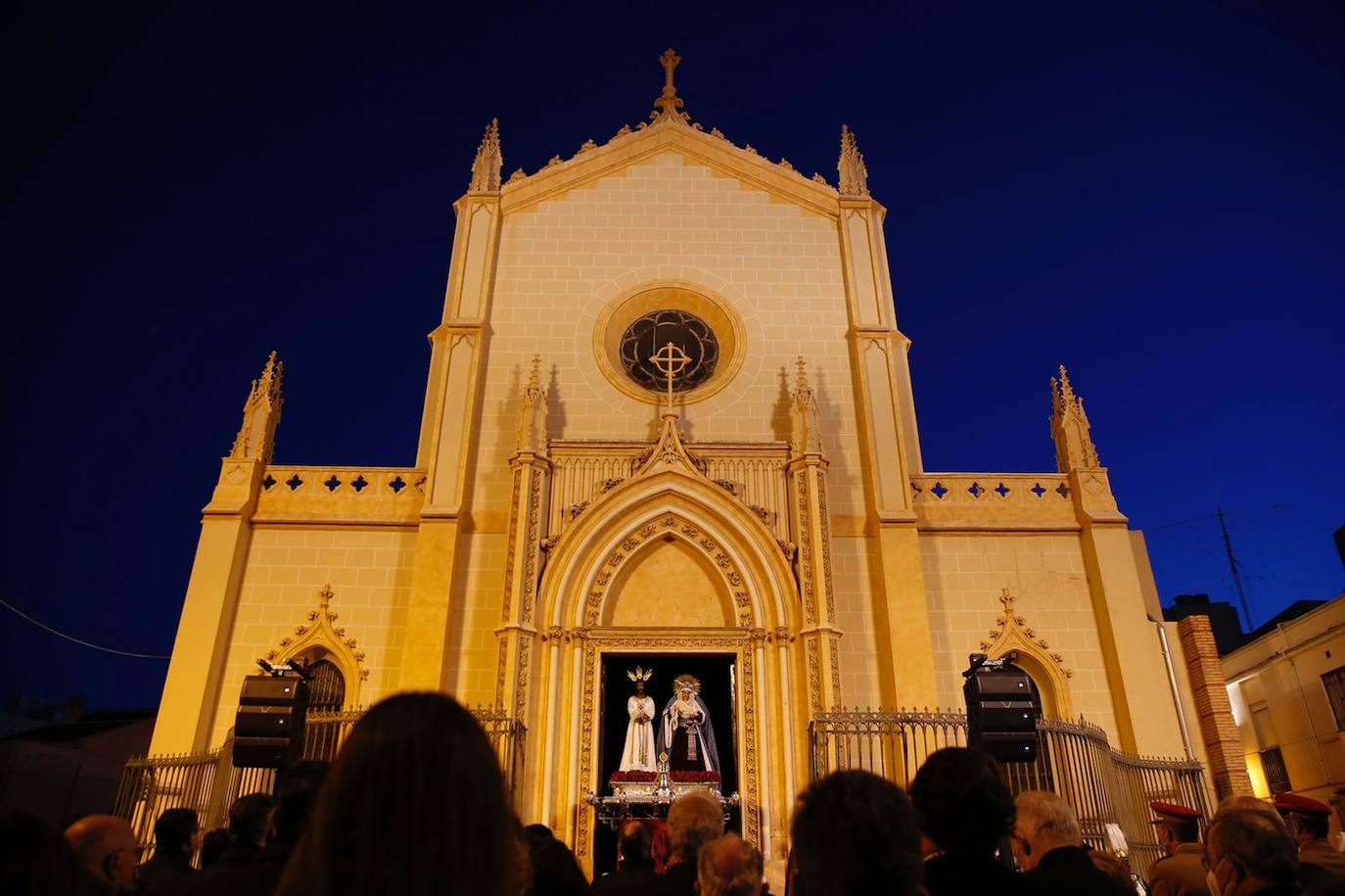 Las mejores imágenes de la tradicional misa del alba y posterior traslado del Cautivo y la Virgen de la Trinidad hasta su casa hermandad.