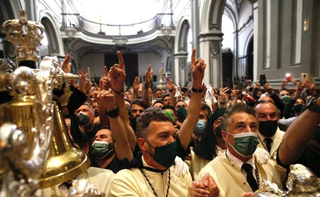 Emoción cofrade en la iglesia de San Juan con la Virgen de Lágrimas y Favores