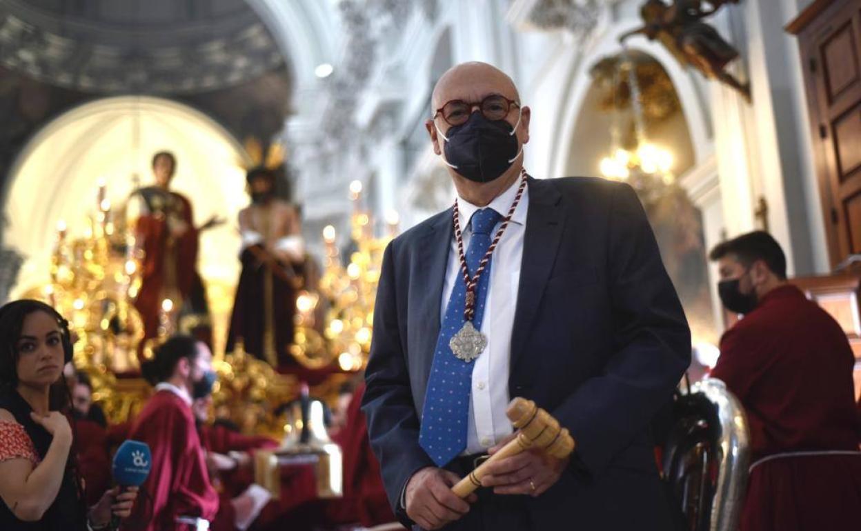 Tomás Maturana hijo ha dado los primeros toques de campana en el trono del Cristo de la Humildad. 