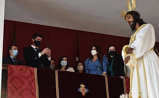 Marín haciendo una foto a Jesús Cautivo.