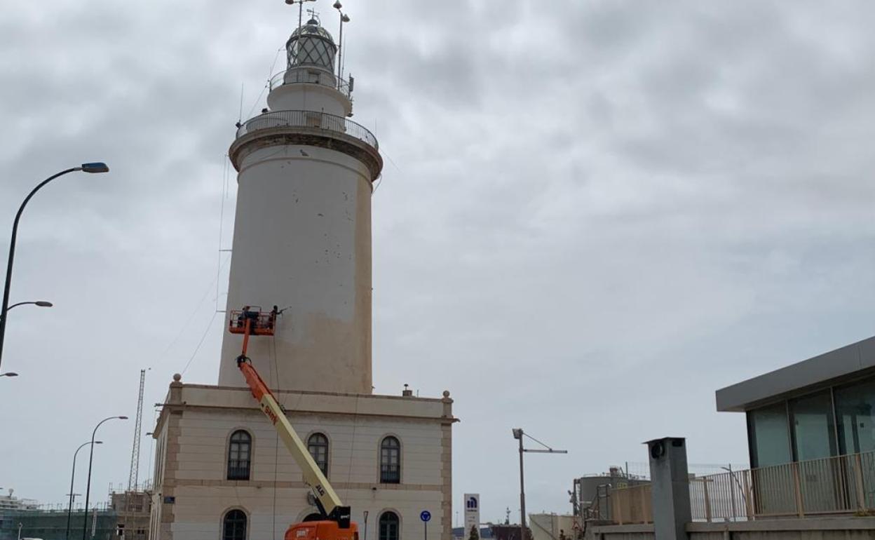 Labores para la limpieza de la Farola a cargo de la contrata de mantenimiento de la Autoridad Portuaria. 