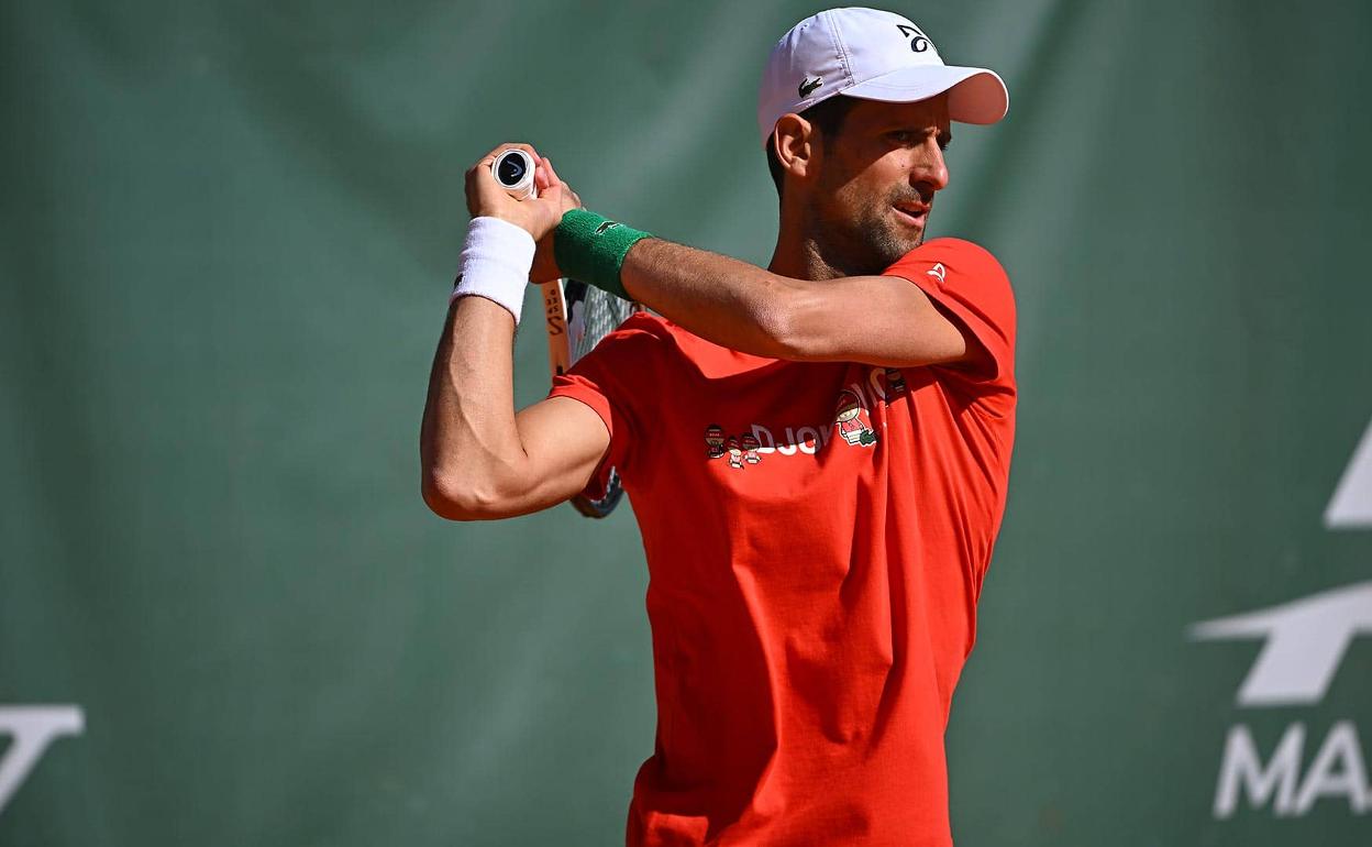 Novak Djokovic, entrenándose el domingo en Montecarlo. 