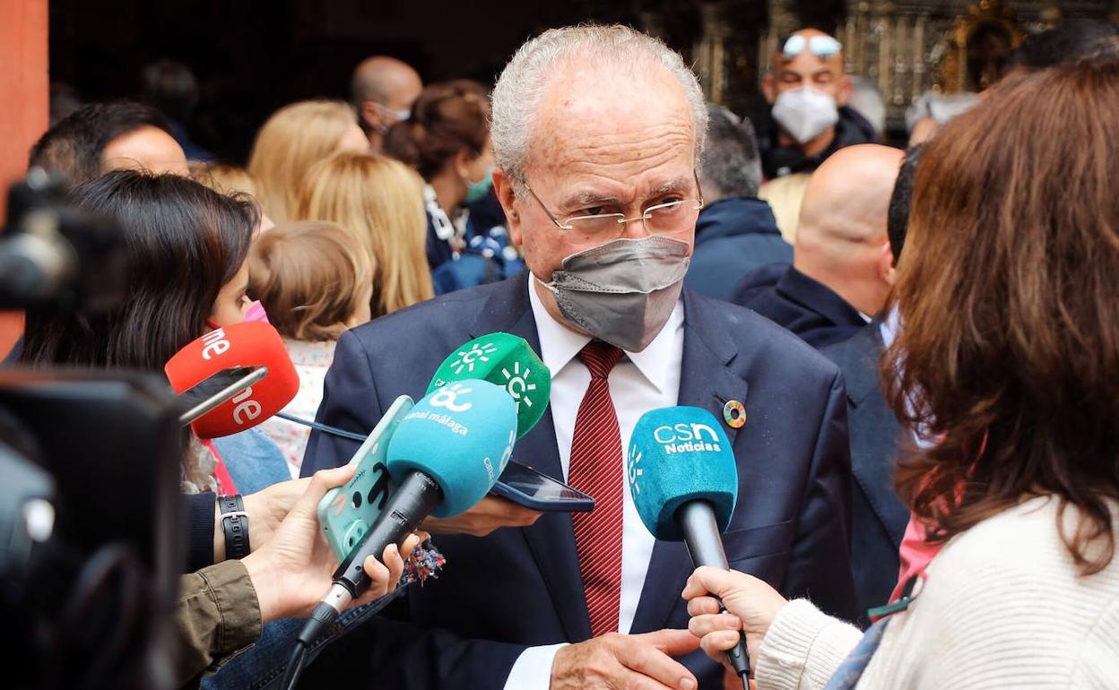 Francisco de la Torre, delante del Oratorio de las Penas. 