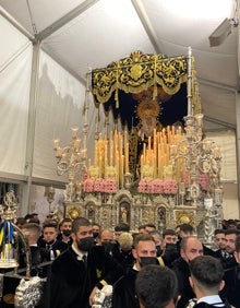 Imagen secundaria 2 - Arriba, el Coronado de Espinas, antes de su salida; abajo a la izquierda, arco iris sobre la capital de la Axarquía, y a la derecha, la Virgen de los Dolores, en el 'tinglao' de la calle La Carrera, junto al Paseo Nuevo. 