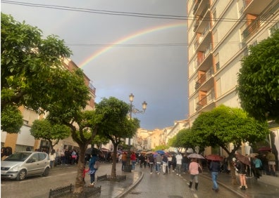 Imagen secundaria 1 - Arriba, el Coronado de Espinas, antes de su salida; abajo a la izquierda, arco iris sobre la capital de la Axarquía, y a la derecha, la Virgen de los Dolores, en el 'tinglao' de la calle La Carrera, junto al Paseo Nuevo. 